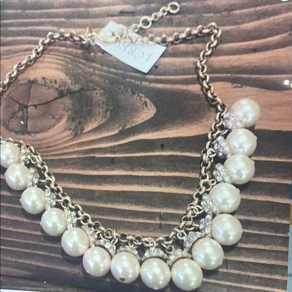 Elegant Pearl and Gold Necklace